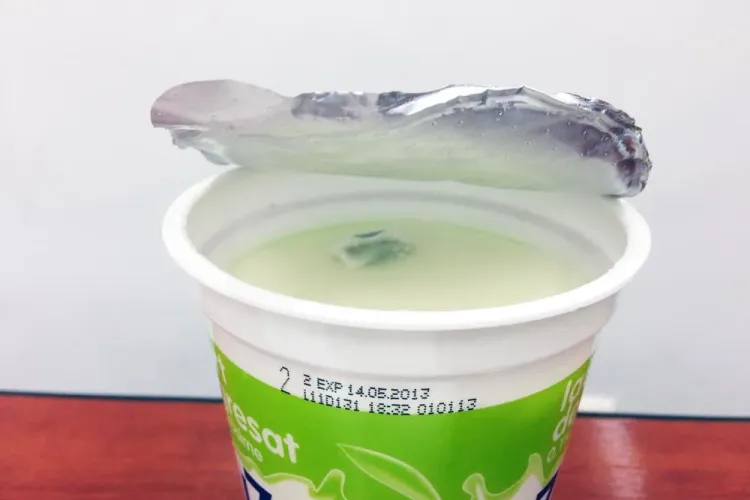 La Kaufland Mănăștur se vinde iaurt Zuzu expirat de o LUNĂ- FOTO