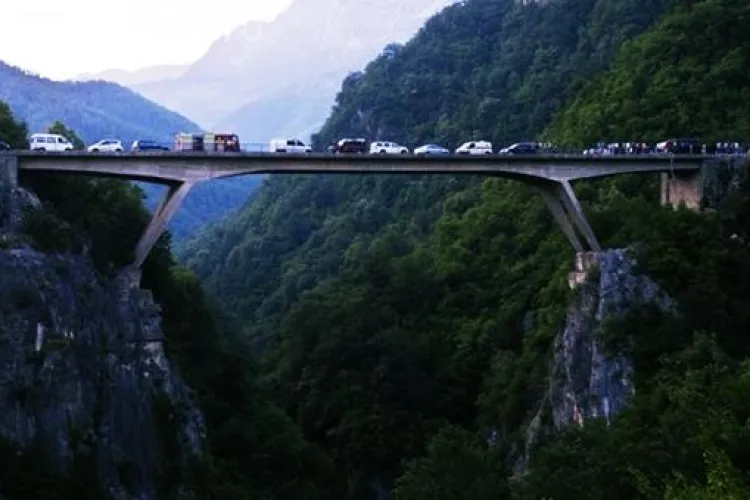 Campionat de fotbal pe Cluj Arena, iar banii merg la familia clujencei care a murit în Muntenegru. Politicienii ”încing” o miuță