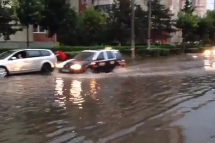 Strada Plopilor, inundată sâmbătă! A arătat ca ”Mica Veneție” - VIDEO