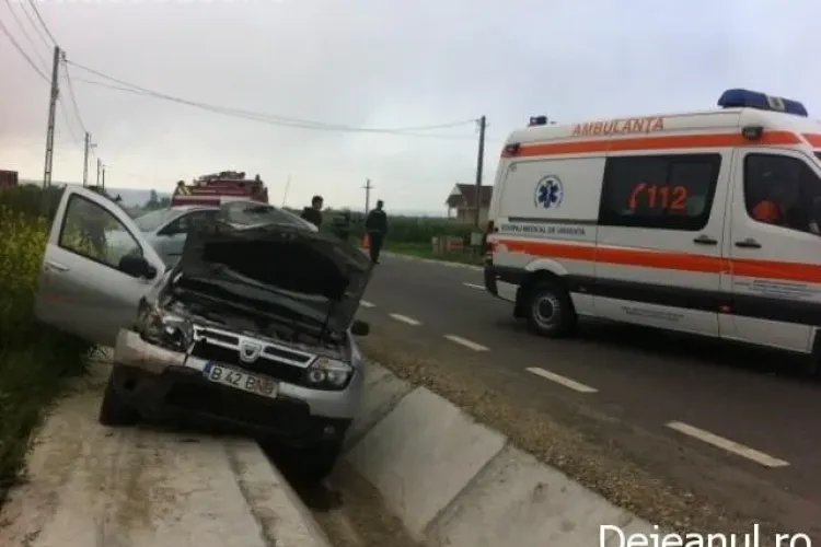 Accident la Cășeiu. Duster proiectat în șanț de o Dacie Papuc - FOTO