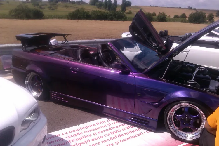 Mașini tunate și sute de cai putere la cursa auto de pe Autostrada Transilvania. BMW -ul unui clujean are 21 de boxe - FOTO