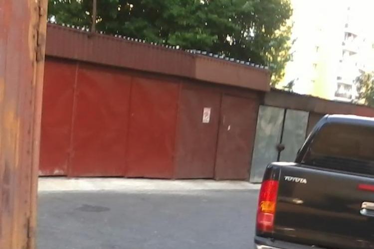 Clujenii de pe Vidraru trebuie să suporte nesimțirea unor șoferi. Garaje și spațiu verde blocate - FOTO