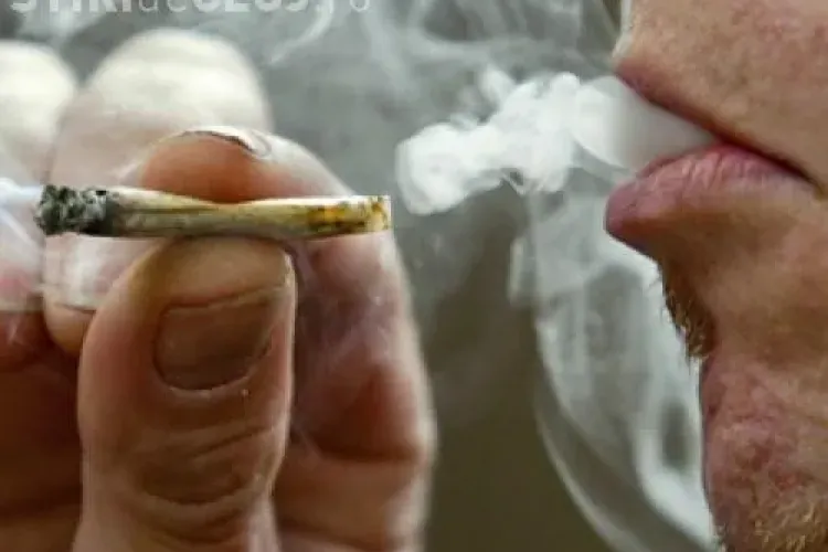 Plicuri de ”droguri” împărțite pe bulevardul Eroilor