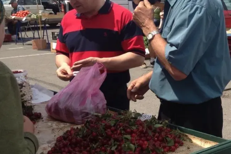 Piața volantă a revenit la Sala Sporturilor. Boc și-a cumpărat cireșe - FOTO