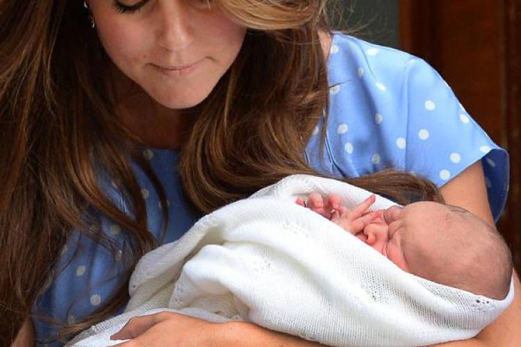 Imagini cu bebelușul regal. Kate Middleton și prințul William au plecat de la spital - FOTO