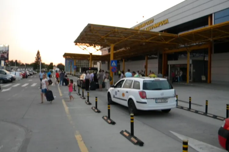 Student TAXI face LEGEA la Aeroportul Cluj. Prețul e mai mare și BLOCHEAZĂ standul de taximetre - FOTO
