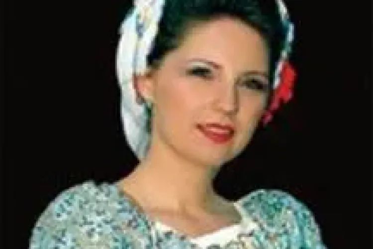 O artistă din România a fost aproape să nască pe scenă