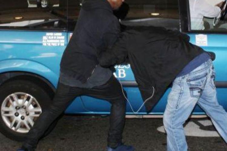 Scandal în showbiz. Un celebru rapper a bătut un reporter la aeroport VIDEO