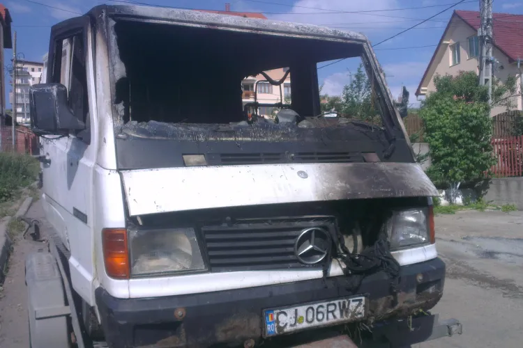 O dubă a luat foc pe strada Ciocârliei, în fața unui magazin - FOTO