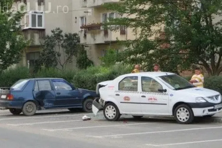 Un șofer din Gherla a vrut să parcheze cu spatele, dar a DISTRUS 3 mașini - FOTO 