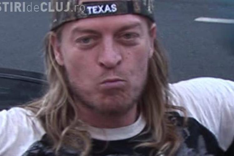 Solistul unei trupe rock a fost arestat după ce i-a vandalizat curtea vecinului cu drujba