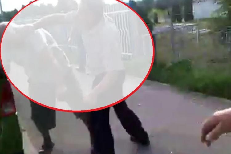 Doi bătrâni s-au RUPT în bătaie pe Calea Florești, lângă Podul N! UNDE e POLIȚIA? - VIDEO ȘOCANT - EXCLUSIV