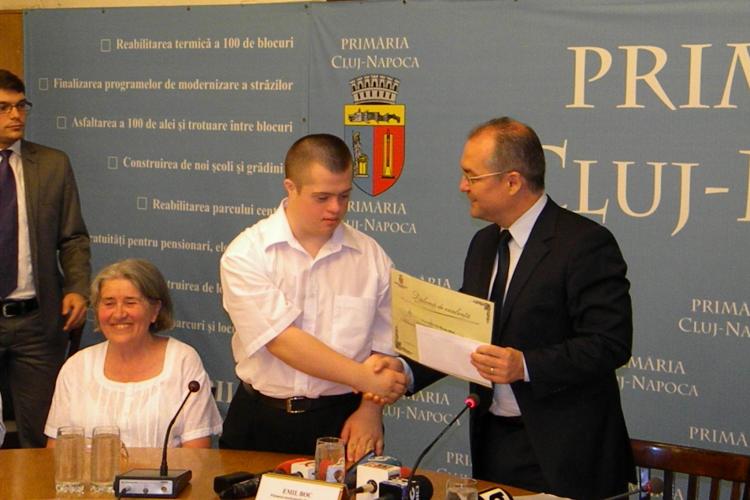 Mihai Mocean, elevul cu Sindrom Down care a luat BAC ul, premiat cu 1000 de lei. Mesajul emoționant al mamei - FOTO