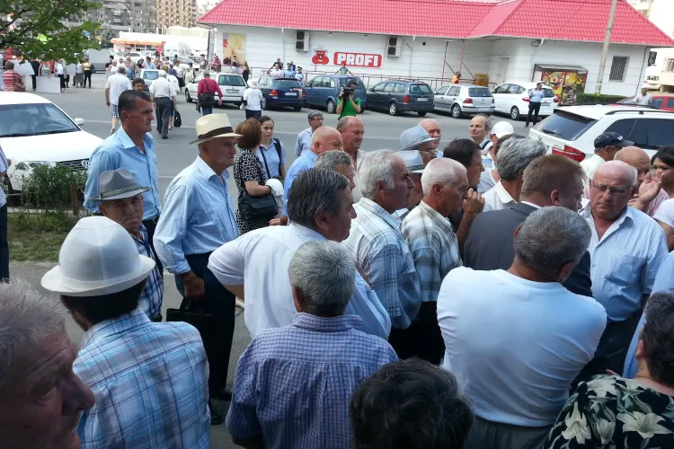 Peste 100 de clujeni expropriați au protestat în fața Consiliului Județean. Au cerut demisia lui Uioreanu FOTO