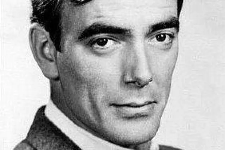 Poți să ghicești cine este în fotografie? Este un actor celebru pe care l-ai văzut des