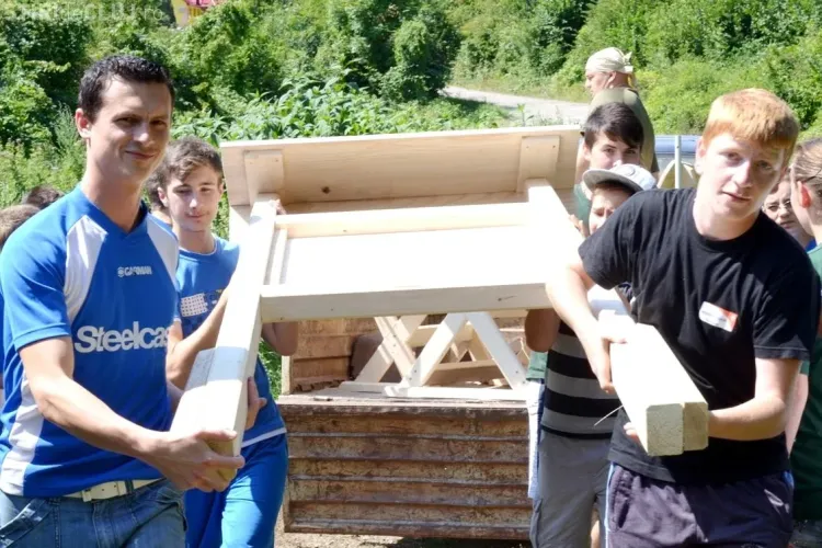 Elevii clujeni au construit un popas în rezervația din comuna Iara