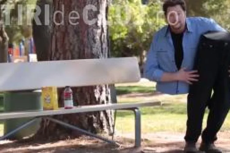 CLIPUL ZILEI: Numărul de magie care a băgat oamenii în sperieți. Reacții fabuloase ale trecătorilor VIDEO