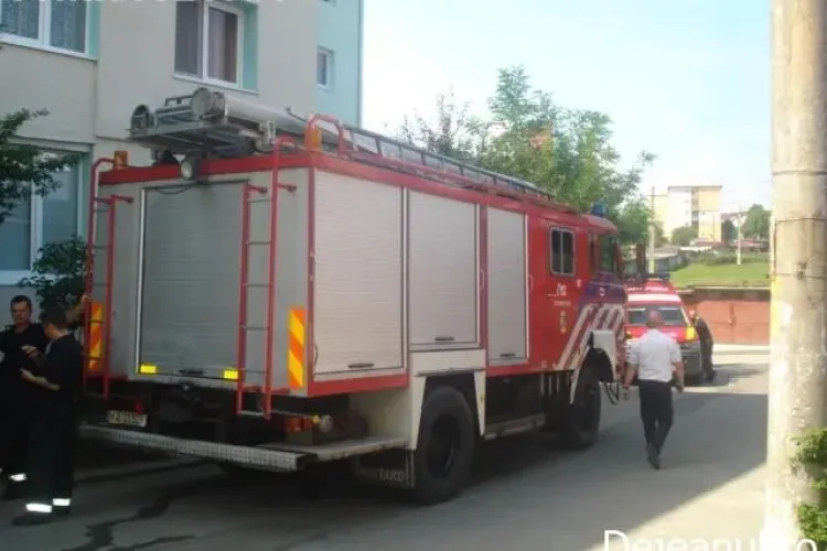 Incendiu la Dej: I-a aprins o lumânare mamei și i-a luat foc casa