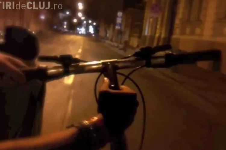 Imaginea bicicliștilor clujeni ȘIFONATĂ de aceste imagini. Un biciclist ȘOCHEAZĂ noaptea, în centrul Clujului - VIDEO