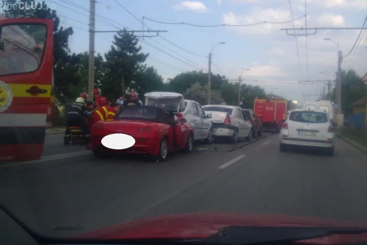 Accident în lanț pe Traian Vuia! Patru mașini s-au ciocnit. Două persoane sunt rănite - FOTO