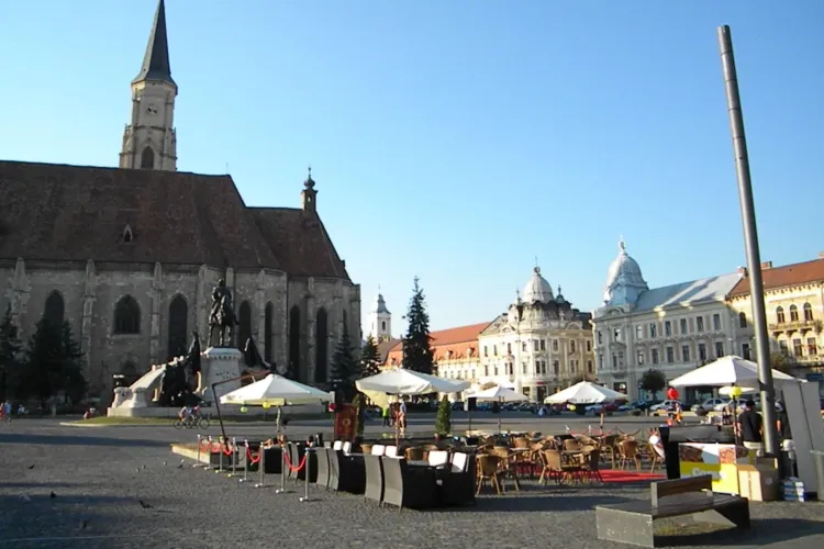 O terasă a apărut peste NOAPTE în Piața Unirii. Este o PREMIERĂ - FOTO