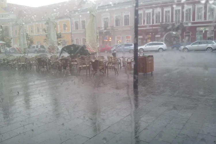 FURTUNA a făcut pagube la terasele de pe Eroilor - FOTO