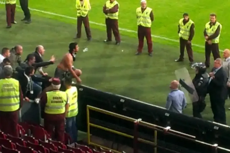 U Cluj trebuie să plătească o amendă de 30.000 de lei pentru un telefon aruncat în teren la meciul cu CFR Cluj