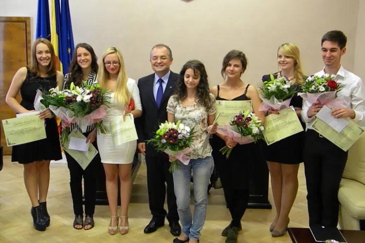 Emil Boc a premiat elevii cu media 10 la BAC: 1.000 de oei, flori și o diplomă