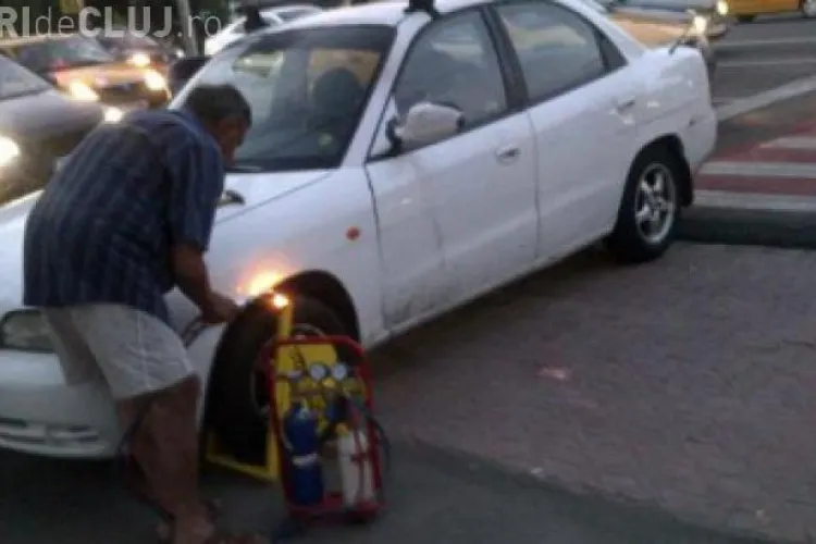 IMAGINEA ZILEI: Așa a scăpat un român de sistemul care îi bloca roata