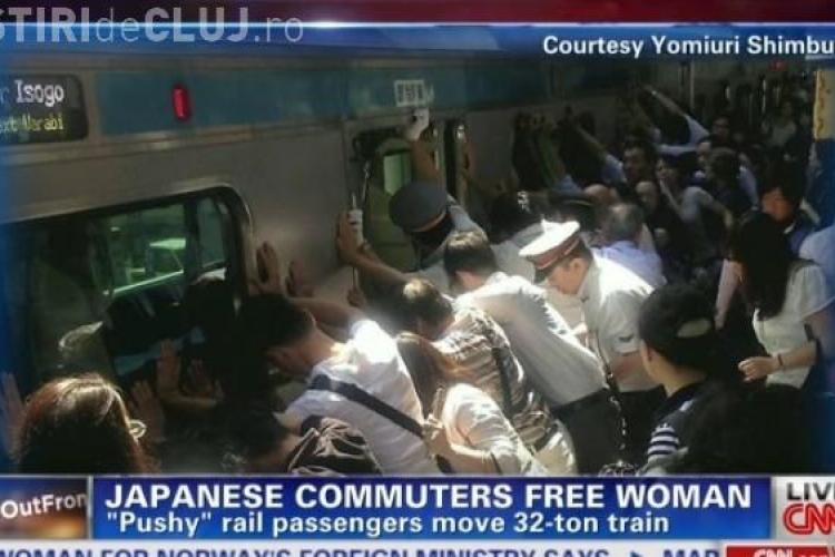 Situație INCREDIBILĂ în Japonia. Pasagerii au împins un tren pentru a salva o femeie VIDEO