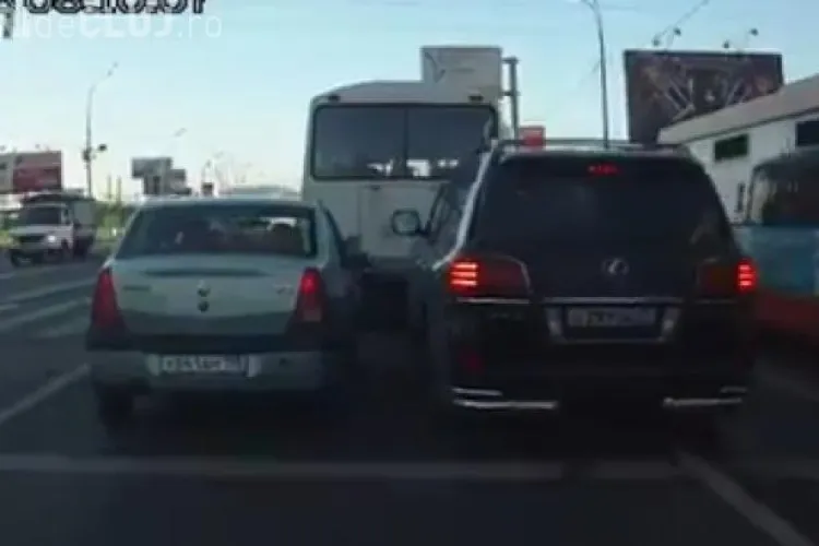 DUEL Logan vs. Lexus pe o șosea din Rusia. Cine a câștigat