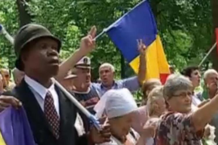 Un bărbat de culoare i-a cerut lui Băsescu, la Chișinău, UNIREA cu România - FOTO