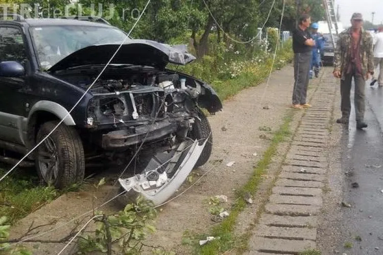 Accident la ieșire din Gherla, în Nima. Un jeep a rupt un stâlp electrica - FOTO