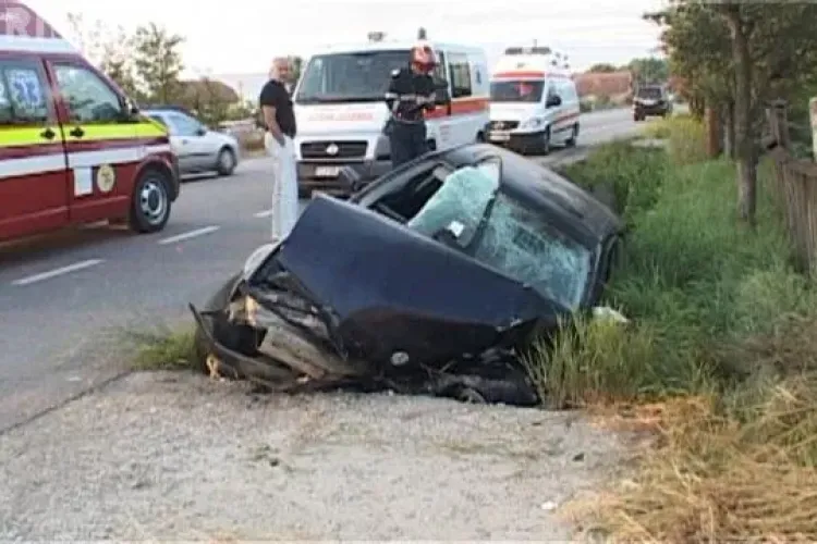 Accident la ieșire din Gherla spre Bunești! Un BMW a ajuns într-un cap de pod. Două persoane sunt rănite - FOTO