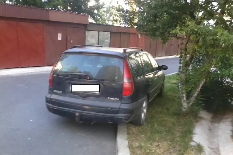 Parcare ”ca la țară” pe spațiul verde la Cluj FOTO