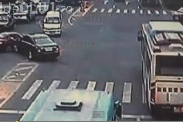 SCANDAL IN TRAFIC: Un tată i-a lovit mașina fiului și apoi l-a alergat în trafic VIDEO
