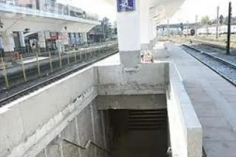 Femeie tâlhărită de doi minori în pasajul din Piața Gării