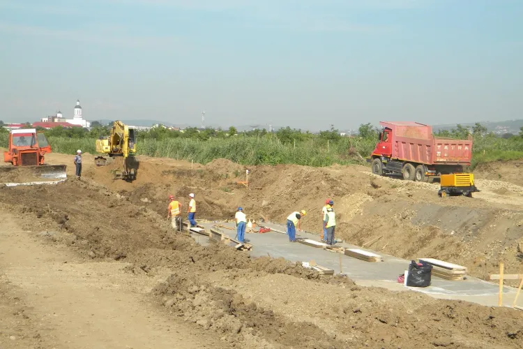 Cum se lucrează la devierea pârâului Becaș. Lucrările vor fi gata până la finalul lunii august - Galerie FOTO cu șantierul