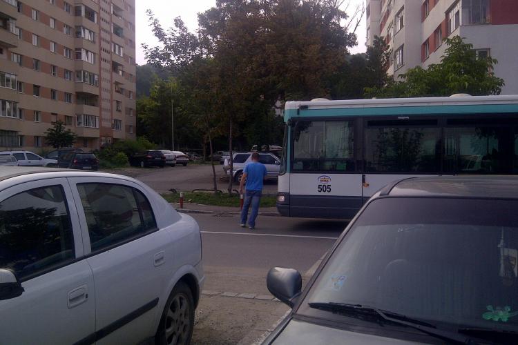 Un șofer RATUC și-a parcat autobuzul de 30 de metri pe strada Fântânele. REPLICA dată e FABULOASĂ - FOTO