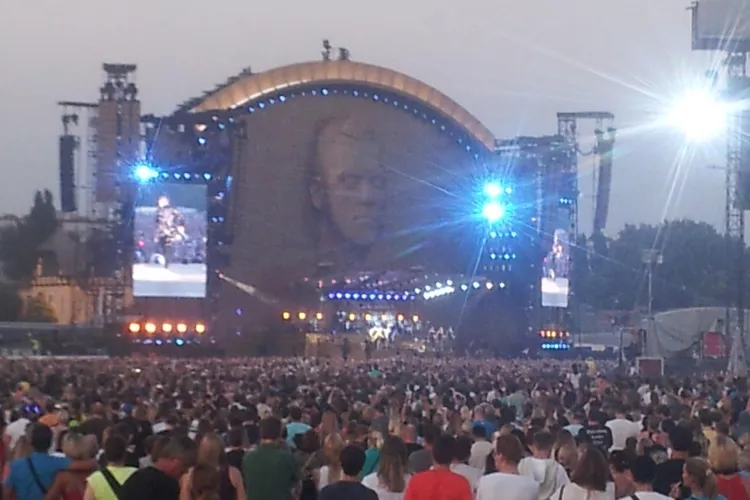 Clujenii s-au dus la Viena la concertul Robbie Williams, ținut pe un hipodrom: ”Noi avem super stadion, dar ce folos...” - FOTO