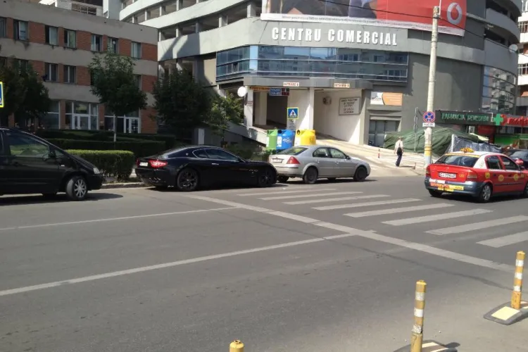 Superbolid Maserati, parcat pe trecerea de pietoni în Mărăști - FOTO