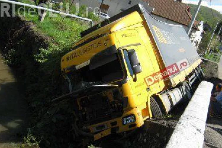 Un TIR s-a răsturnat la Cășeiu