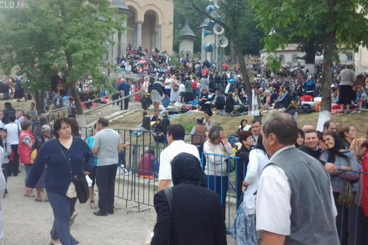 Pelerinii, afectați de căldură la Nicula: 150 de oameni au primi îngrijiri