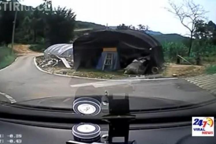 O șoferiță s-a răsturnat cu mașina imediat ce a pornit de pe loc - VIDEO