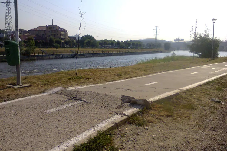 Pista de pe marginea Someșului, capcană pentru bicicliști FOTO