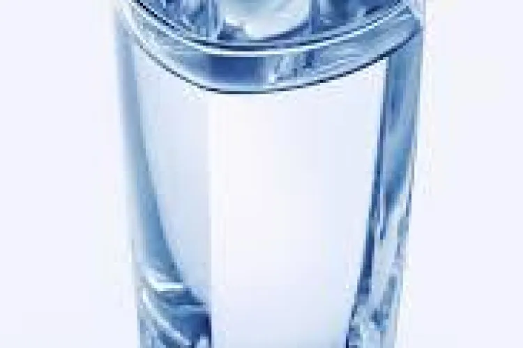 Apă infestată scoasă de pe rafturile magazinelor din 30 de județe