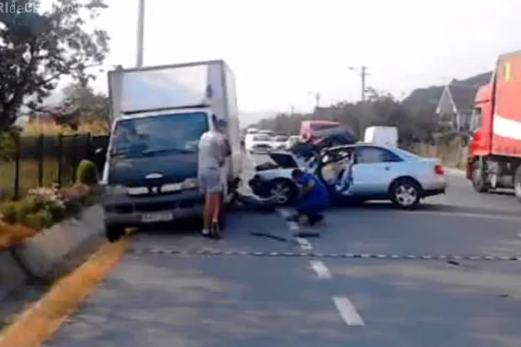 Accident la Nima! Un Audi s-a făcut praf după ce a lovit un camion - VIDEO