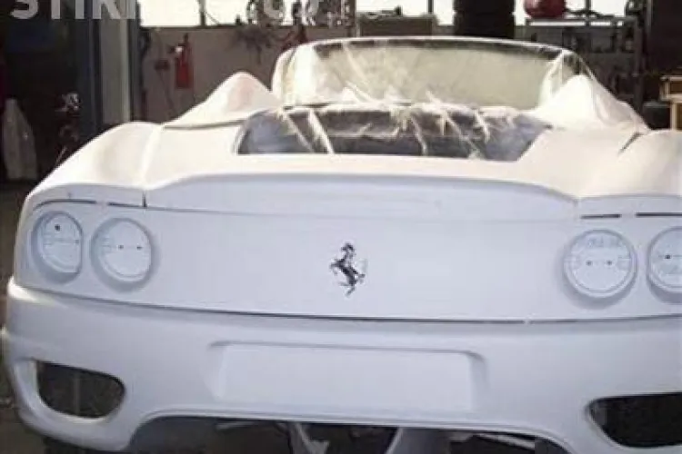 Membrii unei rețele de ateliere auto, arestați în Spania pentru că produceau Ferrari-uri false
