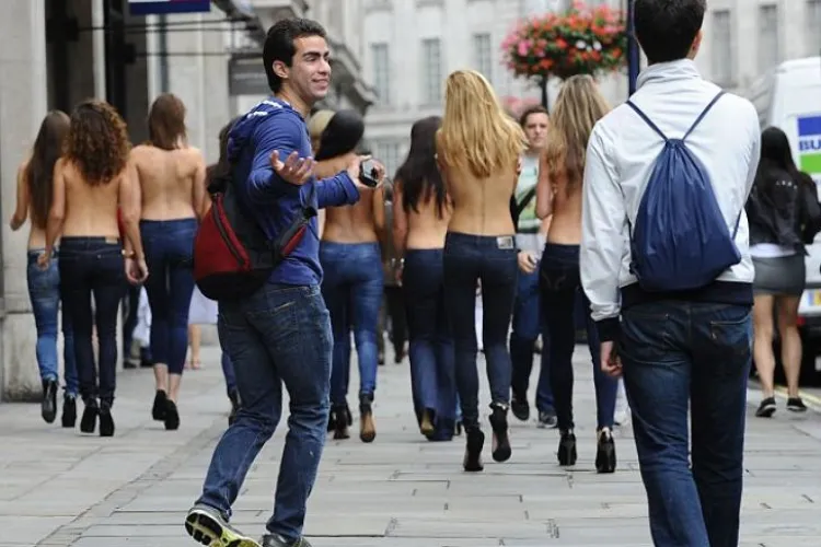 Campanie inedită! Ce au văzut acești bărbaţi când manechinele s-au întors?