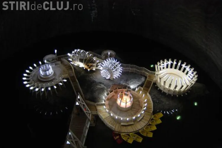 Turiști blocați în roata panoramică de la Salina Turda. UPDATE: Au fost dați jos cu o macara